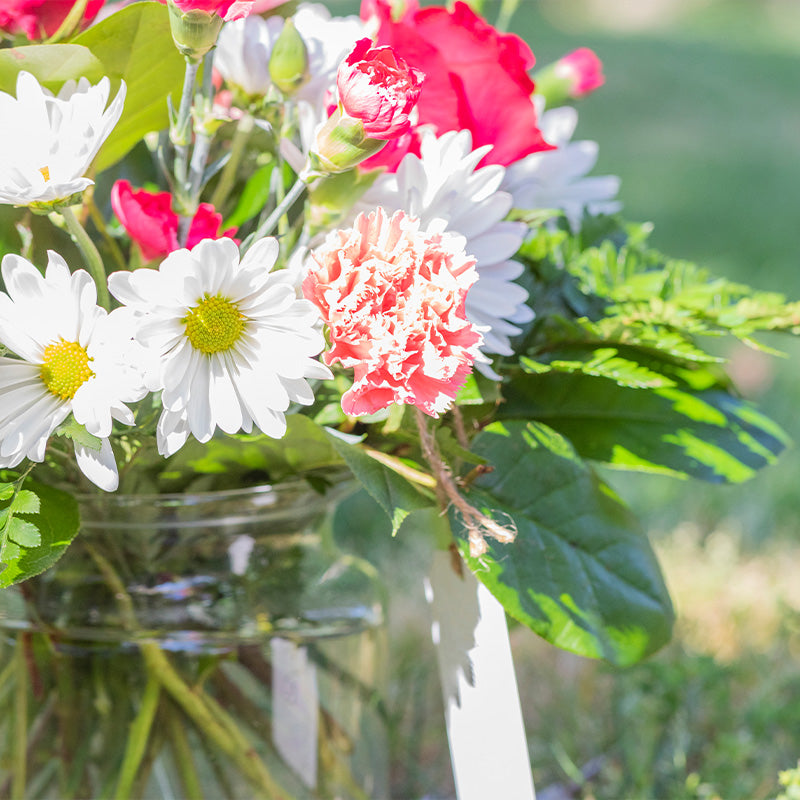 Mason jar bouquet with daisies and roses